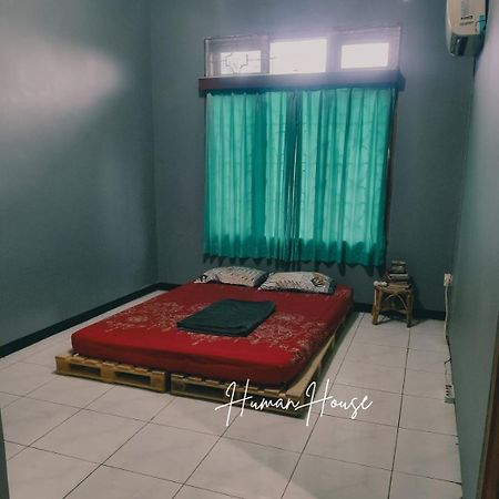 Human House Bed and Breakfast Surabaya Buitenkant foto